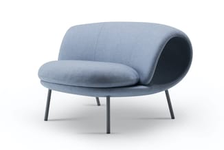 Blauwe fauteuil met afgeronde vormen, gestoffeerde zitting en rugleuning, metalen poten, frontaanzicht.