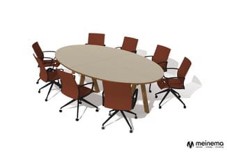 Ovale vergadertafel in beige met houten poten, omringd door acht bruine ergonomische bureaustoelen met zwarte basis.