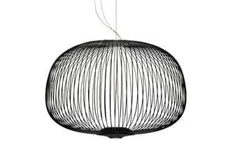 Hanglampe met bol vormig design, zwart metalen frame met verticale draadwerk, minimalistisch ontwerp.