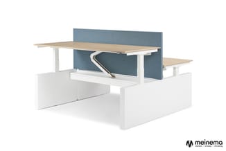 Zit-sta bureau met witte onderkant, houten blad, blauwe akoestische scherm en bijbehorende zitplaatsen.