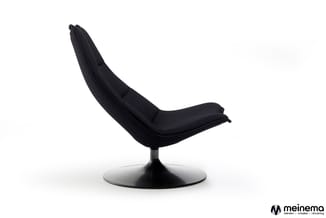 Zwarte draaibare loungefauteuil op voetschijf, modern design, textiel bekleding, zijkant weergegeven.