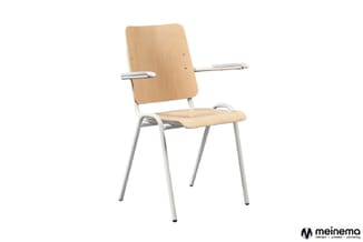 Houten bezoekersstoel met armleuningen en grijsmetalen frame, frontaal gepositioneerd tegen witte achtergrond.