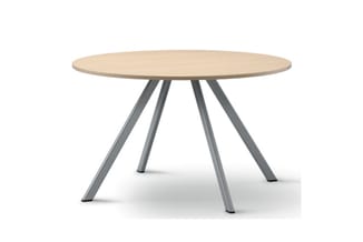 Ronde tafel met licht houten blad en grijze metalen poten met schuine uitvoering.