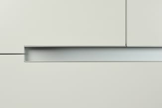 Detailopname van grijze aluminium profielen en witte panelen, waarschijnlijk onderdeel van een modulair kantoorsysteem of sch