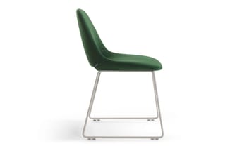 Groene stoel met ergonomische vorm, gevoerde zitting en rugleuning, grijs metalen slee-onderstel, tegen witte achtergrond.