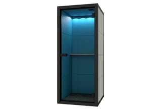 Telefooncel met zwart frame, turquoise wanden, blauwe LED-verlichting aan binnenkant, glazen voordeur en houten plank.