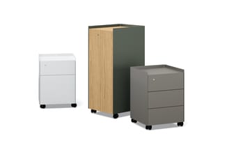 Drie mobiele kastjes: wit kastje met twee laden, groen-naturel kastje met deurkast, grijs kastje met drie laden. Alle op wiel