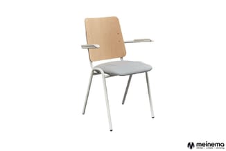 Bureaustoel met armleuningen, houten rugleuning in natuurtint, grijze zitting en wit metalen onderstel.