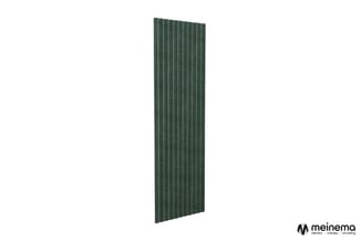 Groene verticale akoestische paneelwand met geribde structuur, vrijstaand geplaatst.