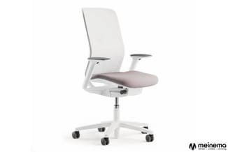 Moderne bureaufauteuil met witte onderstel, lichtgrijze rugleuning en zitzitting, verstelbare armleuningen en wielen.