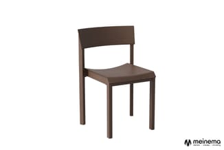 Houten stoel met donkerbruin gefineerde zitting en rug, rechte poten, minimalistische ontwerp.