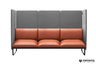 Moderne loungbank met drie zitplaatsen, grijs gestoffeerde rugleuning en zijpanelen, terracottarood leren zitting, zwart meta