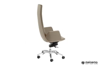 Beige kantoorstoel met hoge rugleuning, zilveren stervoet met wieltjes, zwart zitmechanisme, geïsoleerd tegen witte achtergro