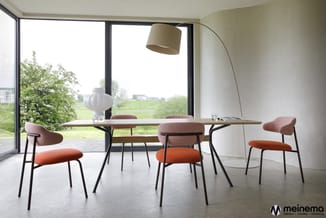 Moderne eetkamerset met houten tafel, vier stoelen in roze en oranje stof, zwarte poten, boogvloerlamp, wit hangend sferisch