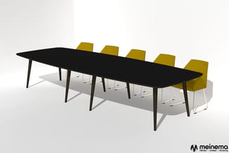 Lange zwarte vergadertafel met vijf gele stoelen aan de rechterzijde, donkere poten, op wit oppervlak.