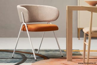 Moderne stoel met beige rugkussen, oranje zitting en wit stalen frame in kantoorruimte met houten tafel.