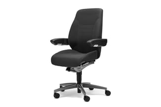 Zwarte bureaustoel met netweefsel, ergonomische rugsteun, verstelbare zwarte armleuningen en zilveren voetsteun op wieltjes.