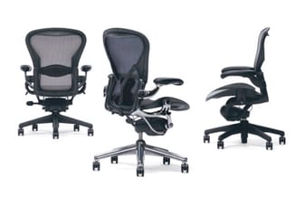 Drie zwarte ergonomische bureaustoel in verschillende aanzichten: voorkant, zijkant en achteraan. Mesh rug, verstelbare armle