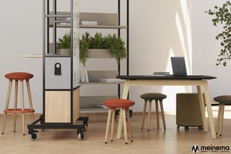 Modern kantoorinterieur met zwart bureau, houten poten, zwarte barkrukken met rood en olijfgroen zitvlak, zwarte stellingkast