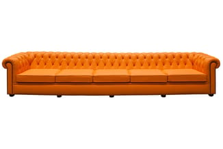 Oranje Chesterfield bank met gestoffeerde zitting, 5 zitplaatsen, capitonné rug en armleuningen.