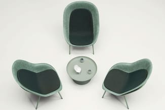 Groepering van vier zitmeubels in groen-grijs: twee organische loungefauteuils, één ergonomische stoel met hoge rug en een ro