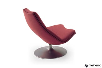 Rode fauteuil met ergonomische vorm op zilverkleurig voetsteun, schuin gepositioneerd tegen witte achtergrond.