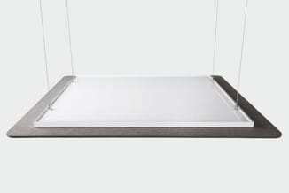 Hangende LED-paneel met grijze aluminium frame en witte diffuser, opgehangen aan dunne staalkabels.