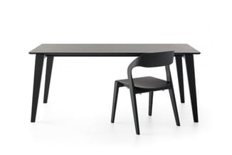 Zwart minimalistisch bureausetje met rechthoekige tafel en moderne stoel met gecurved rugleuning, kant-en-klaar gepresenteerd