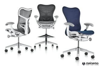 Drie ergonomische bureaustoel-modellen in wit, zwart en donkerblauw met netbespanningsrugleuning en grijze armsteunen op wiel