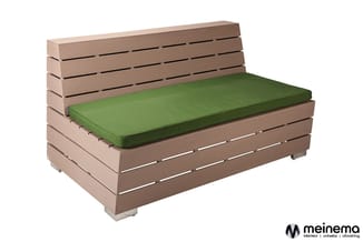 Houten loungebank met slatted rug, groene zitting en beige/taupe kleurstelling.