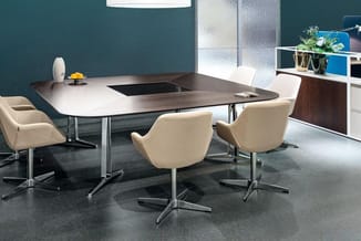 Moderne vergadertafel met zwarthouten blad en ingebouwde zwarte vergaderdoos, omringd door vier beige conferentiestoel met zw