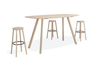 Creva Desk hoge tafel met bijpassende barkrukken in massief eikenhout, een warm en organisch gevormde vergaderset voor informele overlegruimtes
