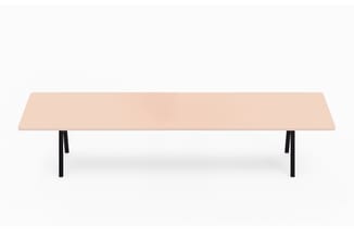 Lange houten vergadertafel met naturel blad en zwarte poten, bovenaanzicht.