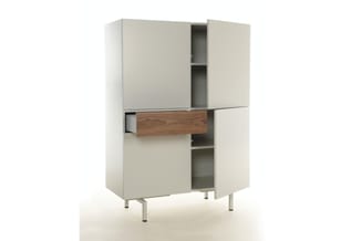 Moderne kast in beige met walnoothouten lade, open vakken en gesloten deuren, op metalen poten.