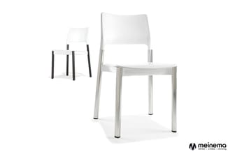 Twee witte stoelen met metalen poten: een compact model met zwarte poten en een groter model met zilveren poten. Meinemo-logo