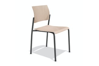 Kantoorstoel met beige zitting en rug, zwart stalen frame, zonder armleuningen, op witte achtergrond.