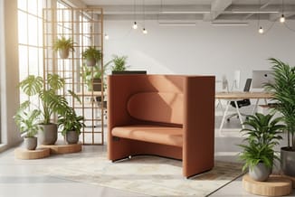 Rood-bruine akoestische stoel met hoge zijwanden in modern kantoor met planten, werkplekken en houten traliewerk.