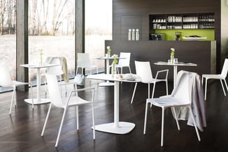 Modern kantoorinterieur met witte stoelen, witte tafels, donkere houten vloer, donkergrijs werkblok met groene accentwand en