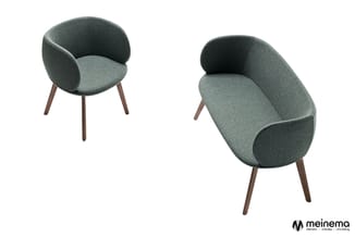 Twee grijsgroene stoelen met gebogen rugleuning en houten poten, weergegeven in voor- en zijaanzicht.