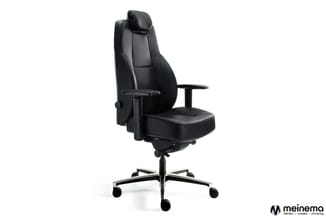 Zwarte ergonomische bureaustoel met leren bekleding, hoofdsteun, verstelbare armleuningen en kruisvoet met wielen.