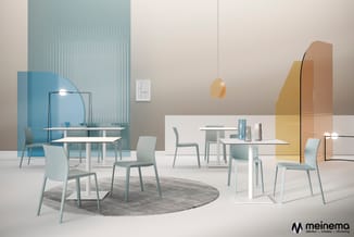 Moderne kantoorruimte met grijze stoelen, witte tafels, blauwe glazen scheidingswand, gele akoestische panelen en ronde grijs