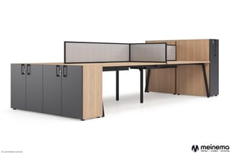 Moderne kantoorconfiguratie met hoekbureau, grijze kasten, hout- en zwarte elementen, akoestische schermen en werkplekken.