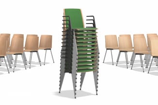 Stapelbare kantooorstoelen met houten zitting en zwart metalen frame, gerangschikt in groepen. Centrum toont groene stoelen g