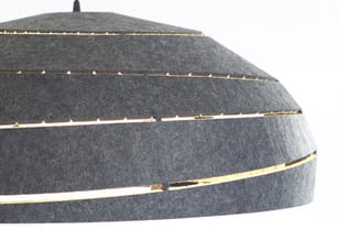Grijze akoestische hangende lamp met goudkleurige horizontale strepen en ronde koepelvorm.
