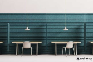Twee werkplekken met houten tafels, beige stoelen en hangende pendellampen tegen een groene textielwandbekleding met horizont