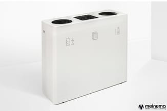 Witte drievoudige afvalbak met recycling-indeling, drie openingen aan bovenzijde met pictogrammen voor afval, papier en fless