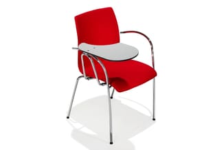 Rode stoel met armleuningen en grijs schrijftabletje, chroom frame, vier poten, kantoor design.