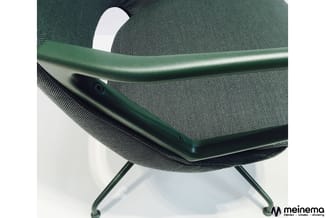 Groene lounge- of wachtkamerstoel met netpatroon, metalen poten en zijdelings zichtbare bevestigingspunten.