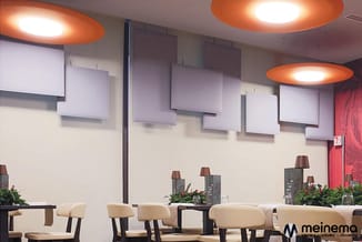Moderne vergaderruimte met beige stoelen, zwarte tafels, oranje plafondlampen, witte panelen aan muur en rode accent.