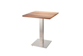 Vierkante staande tafel met houten blad in bruin houtpatroon en rechthoekige metalen onderstel in zilverkleurig.
